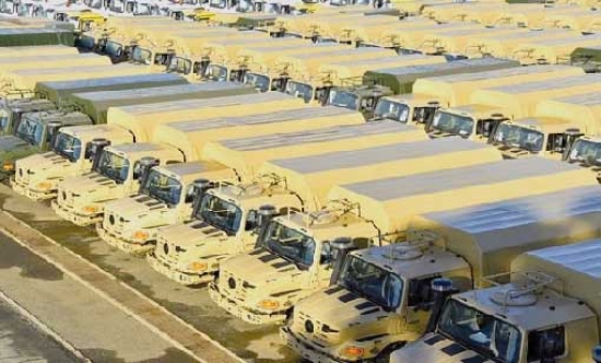 تسليم 356 شاحنة «مرسيدس - بنز» إلى مؤسسات عسكرية ومدنية