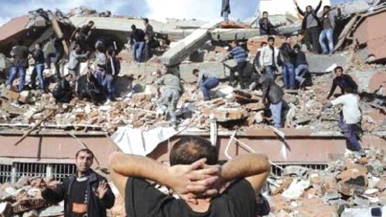 مئات القتلى وآلاف الجرحى بزلزال ضرب إيران
