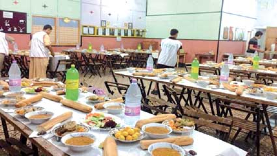 وجبات إفطار ساخنة للمحتاجين وعابري السبيل
