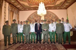 الفريق أحمد ڤايد صالح يترأس حفل تكريم أعضاء المنتخب الوطني العسكري للملاكمة