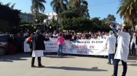 الأطباء المقيمون ينظمون وقفة احتجاجية أمام مقر وزارة الصحة