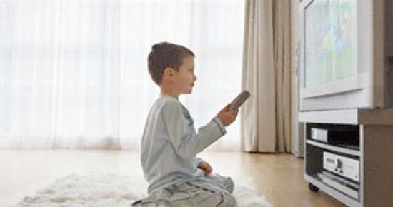 كيف نقلّل من مخاطر التلفزيون على الأطفال خلال العطلة الصّيفية؟