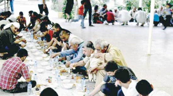 مأدبة إفطار للمحتاجين بالموصل في رمضان