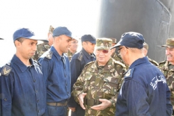 الفريق أحمد ڤايد صالح يقوم بتفتيش الوحدات العائمة للقوات البحرية للقاعدة البحرية الرئيسية مرسى الكبير