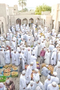 «نزوى» بسلطنة عمان...  سوق يتوهّج في رمضان