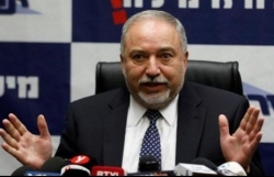 وزير دفاع الاحتلال الإسرائيلي يستقيل من منصبه