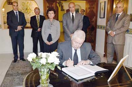 بن صالح يوقع على سجل التعازي بسفارة اليونان بالجزائر