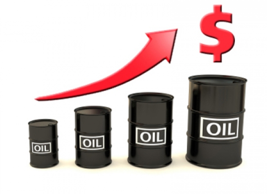 أسعار النفط ترتفع في الأسواق الأسيوية بعد هبوط الدولار وخفض الإنتاج