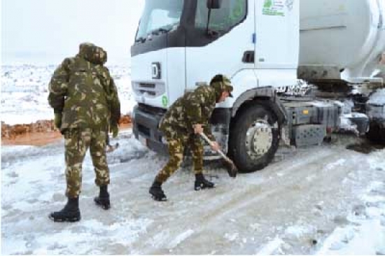 مفارز الجيش والدرك تقدم المساعدات للمتضررين من العاصفة الثلجية