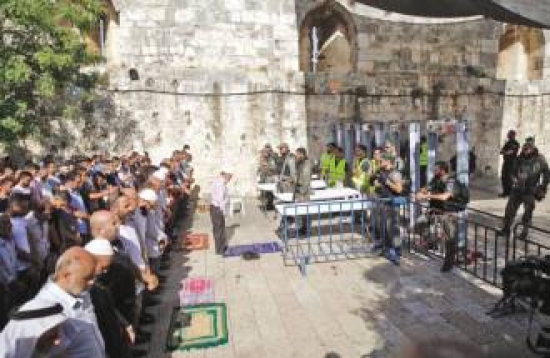المقدسيون يرفضون دخول الأقصى عبر بوابات الاحتلال ويشنون إضرابا عاما