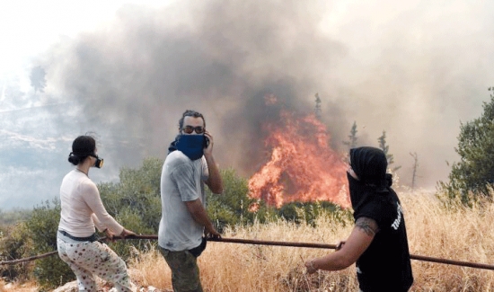 حرائق هائلة بغابات أثينا وأجلاء سكان ٣ قرى