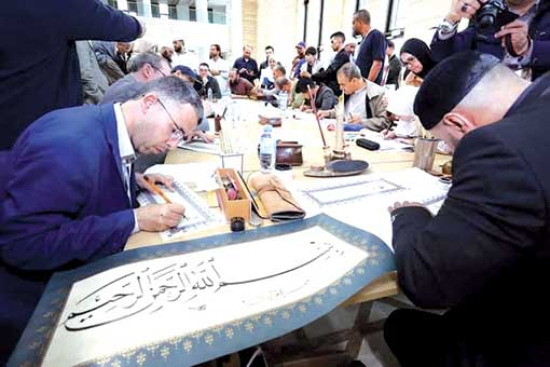 زوّار جامع الجزائر يكتشفون جماليات الخطّ العربيّ
