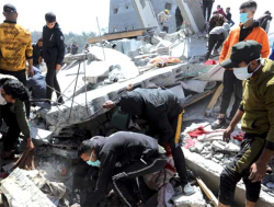 الاحتلال يرتكـب سلسلـة مجـازر ويعرقـل المساعـــدات