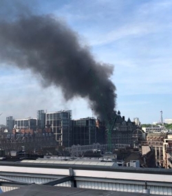 بريطانيا: اندلاع حريق ضخم في مبنى أحد الفنادق في لندن