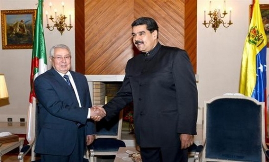 الرئيس مادورو يدعو إلى تعزيز التعاون الجزائري-الفنزويلي في خدمة السلم والرفاه