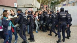 إسبانيا: اشتباكات عنيفة بين قوات مكافحة الشغب والمحتشدين أمام مراكز  الاقتراع في إقليم كتالونيا