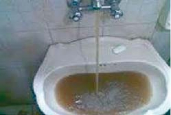السكان يحتجون ومدير الجزائرية للمياه يطمئن بالتكفل بالمشكل