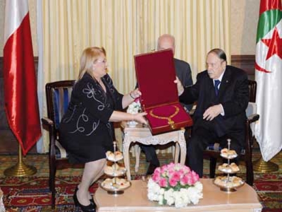 الرئيس بوتفليقة يُقلَّد أعلى وسام في مصفّ الاستحقاق الوطني لجمهورية مالطا