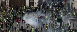 &quot;السترات الصفراء&quot; تعود إلى شوارع باريس والشرطة تستخدم الغاز المسيل للدموع وتعتقل العشرات