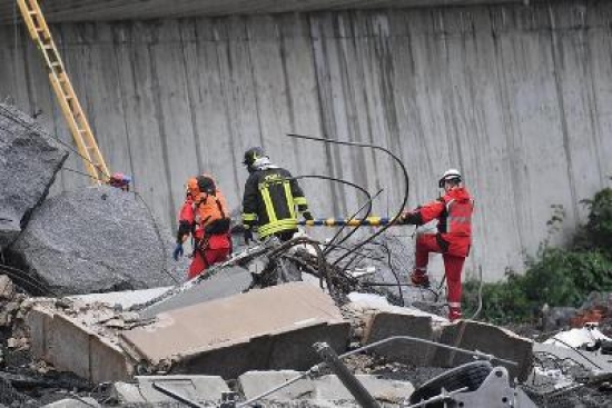إيطاليا : وفاة 11 شخص وإصابة 5 آخرين بجروح بانهيار جسر للسيارت في جنوة