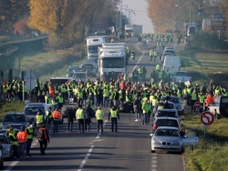 فرنسا: مقتل متظاهرة وإصابة العشرات في احتجاجات شعبية ضد زيادة الضرائب على الوقود