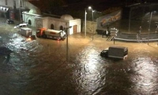 أمطار غزيرة تغرق الجزائر العاصمة