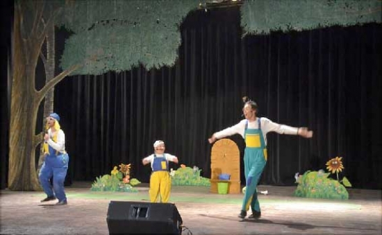 المسرح الجهوي  لمعسكر يمثل  الجزائر في دورة  24 نوفمبر