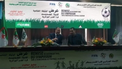 زطشي يسلم وزير الشباب والرياضة الوثيقة الختامية للندوة حول تجديد كرة قدم الجزائرية