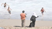 الشّواطئ الممنوعة مفر العائلات البسيطة للاستمتاع بالبحر