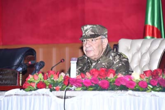 قايد صالح يؤكد على الاهمية التي يوليها الجيش الوطني الشعبي لليقظة في الدفاع عن البلاد