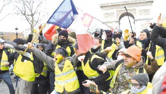محتجو «السترات الصفراء»  يشلّون شوارع باريس