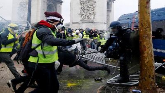 فرنسا : إصابات جراء اشتباكات بين محتجي &quot;السترات الصفراء&quot; والشرطة في باريس
