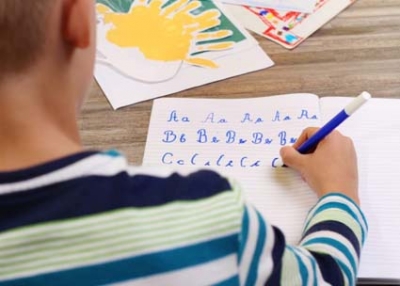 كيف تجنّب طفلك صعوبة الكتابة؟