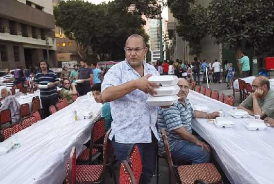 يجمع مسيحيين ومسلمين على «مائدة» التسامح في لبنان
