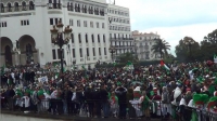 المتظاهرون بالجزائر العاصمة يتحدون سوء الأحوال الجوية في مسيرات حاشدة للمطالبة بالتغيير الشامل