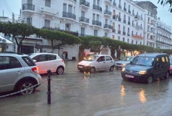 الأمطار تحدث فيضانات في المدن وتشل حركة المرور