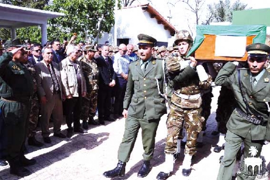 سكان البليدة يشيعون جنازة قائد الطائرة العسكرية المنكوبة ببوفاريك