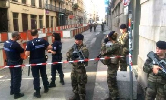 فرنسا: 13 جريحاً في انفجار طرد مفخّخ في ليون والبحث جار عن مشتبه به