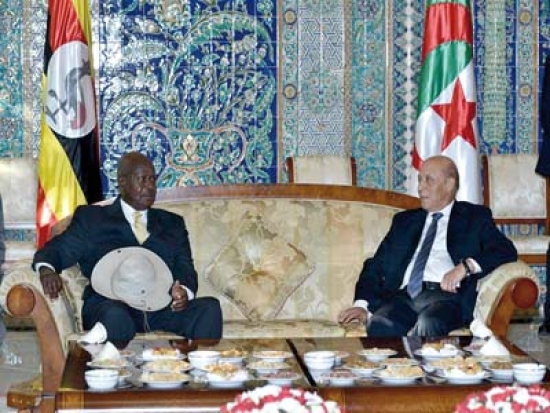 الرئيس الأوغندي يشرع في زيارة دولة إلى الجزائر
