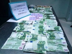 حجز مبلغ مالي غير مصرح به يقدر بـ 40400 أورو بمطار محمد خيضر الدولي