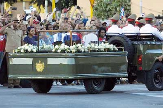 كاسترو   يستقر في مثواه الأخير قرب بطل الاستقلال الكوبي مارتي