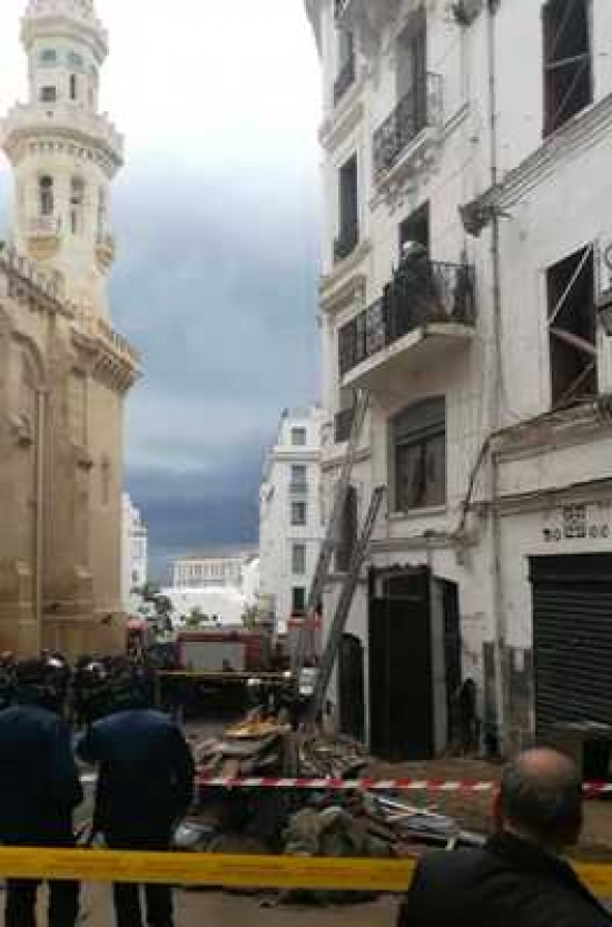 انهيار عمارة بالقصبىة السفلى بالجزائر العاصمة وعملية البحث عن الضحايا متواصلة