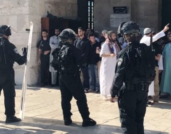 القدس المحتلة : قوات الاحتلال تقتحم ساحات المسجد الأقصى وتعتدي على المصلين