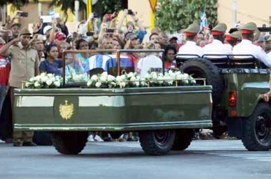 رماد الزعيم الكوبي الراحل فيدل كاسترو يوارى الثرى بمدينة سانتياغو دي كوبا