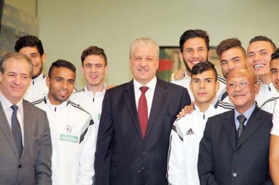 سلال يزور المنتخب الجزائري لأقل من 23 عاما بسيدي موسى
