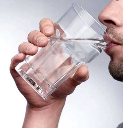 لماذا نحن بحاجة لشرب الماء قبل العطش؟