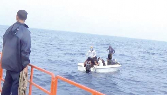 وحدة حراس السواحل تنقذ 13 شخصا