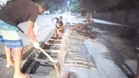 شباب بونة يتجنّدون لتنظيف البالوعات لتفادي سيناريو الشّتاء الماضي
