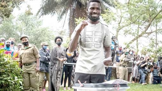 مرشّح المعارضة في أوغندا يؤكّد فوزه بالرئاسيات
