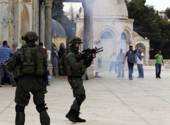 إصابة عدد من الفلسطينيين واعتقال آخرين خلال اعتداء لقوات الاحتلال عليهم عند المسجد الأقصى